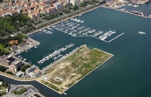 125 x 22 Metros Amarre Puerto Deportivo de Port Mirabello , La Spezia